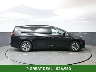 Used 2024 Chrysler Pacifica Select