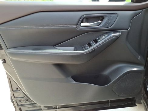 Used 2023 Nissan Rogue SL AWD/4WD image 10