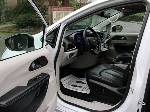 Used 2020 Chrysler Voyager Lxi image 5