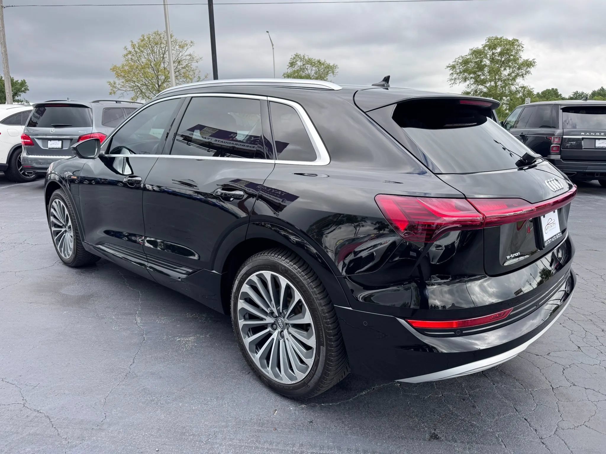 Used 2019 Audi e-tron Prestige w/ Prestige Package AWD/4WD image 4