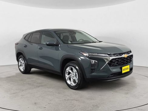 Certified 2026 Chevrolet Trax LS w/ LS Convenience Package FWD image 3