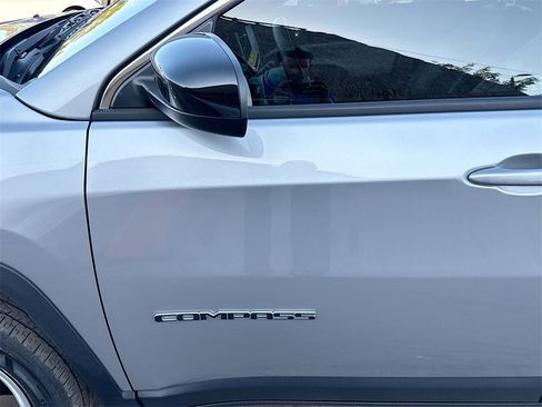 Used 2023 Jeep Compass Latitude image 34