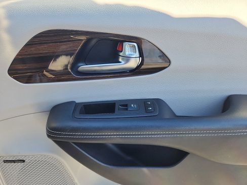 Used 2021 Chrysler Pacifica Limited w/ Uconnect Theater Family Group image 33