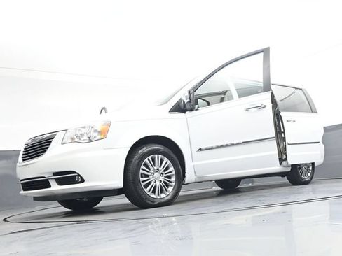 Used 2015 Chrysler Town & Country Touring-L w/ Driver Convenience Group FWD image 51