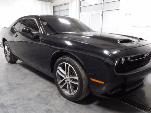 Used 2019 Dodge Challenger SXT image 1