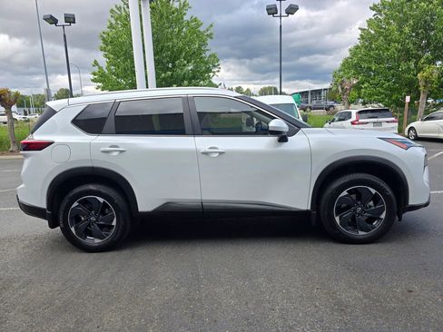 Used 2024 Nissan Rogue SV w/ SV Premium Package FWD image 6