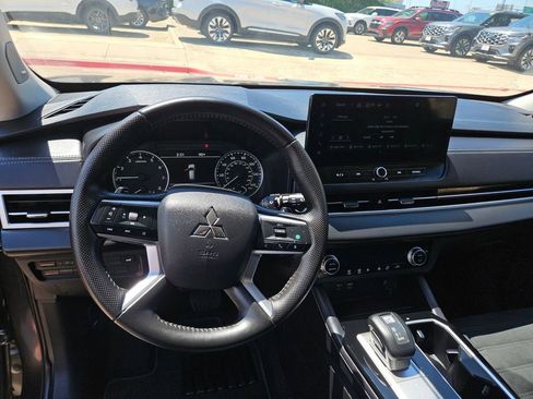 Used 2025 Mitsubishi Outlander SE FWD image 17