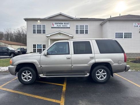 Used 2000 Cadillac Escalade 4WD image 1