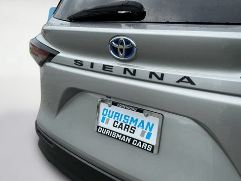 Used 2025 Toyota Sienna XLE FWD image 23