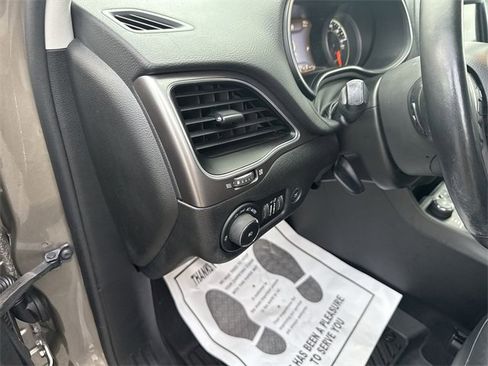 Used 2021 Jeep Cherokee Latitude Lux w/ Comfort/Convenience Group image 18