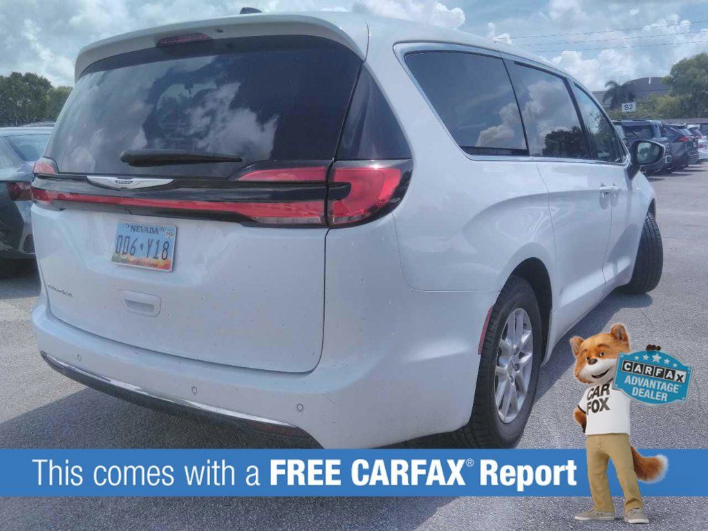 Used 2023 Chrysler Pacifica Touring-L FWD image 3