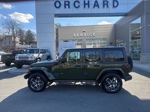 Used 2024 Jeep Wrangler Unlimited w/ Convenience Group AWD/4WD image 2