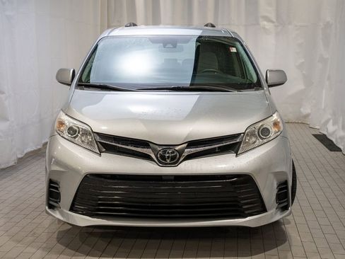 Used 2019 Toyota Sienna LE image 2