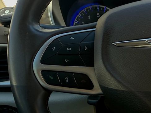 Used 2017 Chrysler Pacifica Touring-L FWD image 28