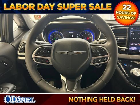 Used 2025 Chrysler Pacifica Select FWD image 14