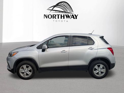 Used 2022 Chevrolet Trax LS w/ Tint and Cruise Package AWD/4WD image 6