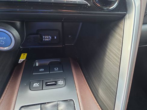 Used 2022 Toyota Venza XLE image 18