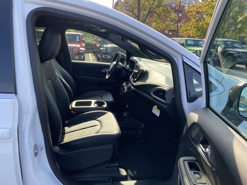 New 2026 Chrysler Pacifica Select image 29