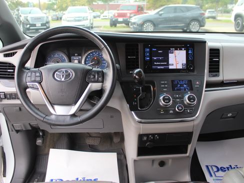 Used 2017 Toyota Sienna XLE w/ XLE Navigation Package FWD image 20