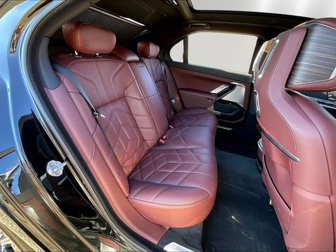 Used 2023 BMW 760i xDrive w/ Executive Package image 22