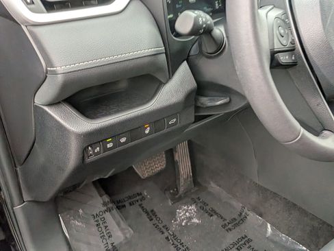 Used 2023 Toyota RAV4 XLE Premium image 17