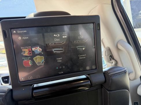 Used 2018 Chrysler Pacifica Limited FWD image 16