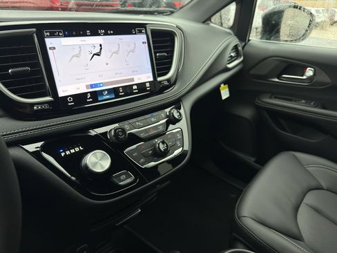 New 2026 Chrysler Pacifica Select FWD image 21