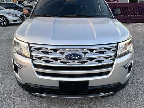 Used 2018 Ford Explorer XLT FWD image 3