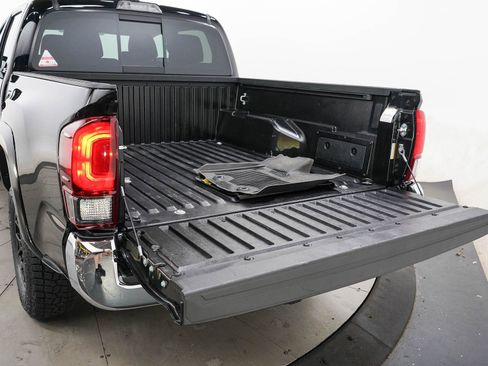 Used 2022 Toyota Tacoma SR5 AWD/4WD image 9