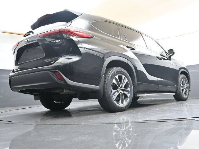 Used 2021 Toyota Highlander XLE AWD/4WD image 34