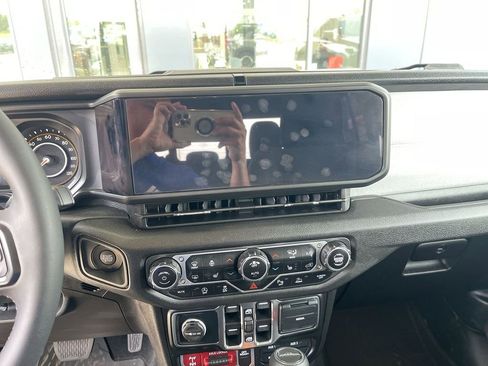 Used 2025 Jeep Gladiator Sport AWD/4WD image 16