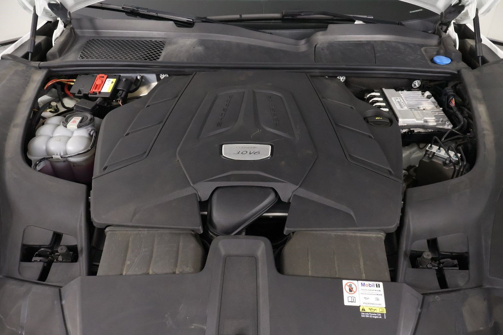 Certified 2022 Porsche Cayenne Platinum Edition AWD/4WD image 26