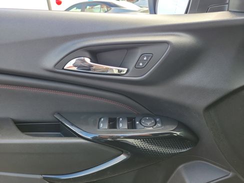 Used 2025 Chevrolet Trax RS FWD image 17