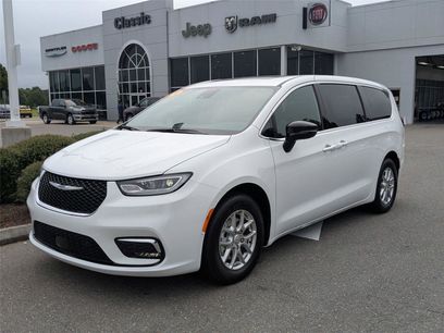 New 2026 Chrysler Pacifica Select