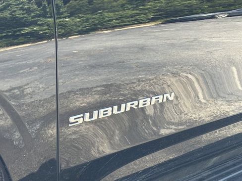 Used 2025 Chevrolet Suburban LT RWD image 5