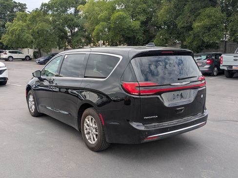 Used 2024 Chrysler Pacifica Touring-L FWD image 8
