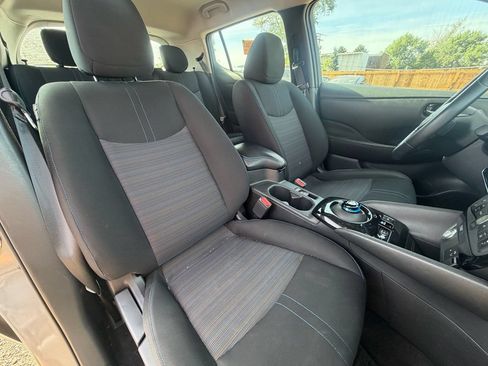 Used 2018 Nissan Leaf SV w/ SV Technology Package FWD image 5