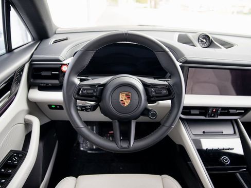 Certified 2025 Porsche Macan Electric image 23