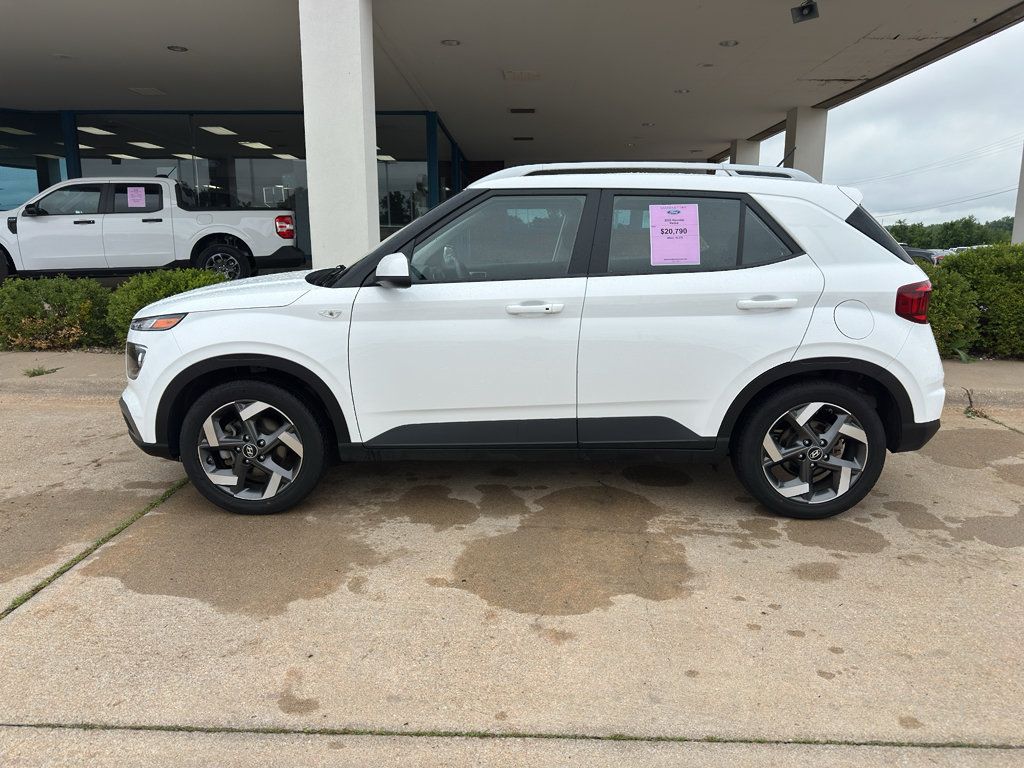 Used 2025 Hyundai Venue SEL FWD image 4