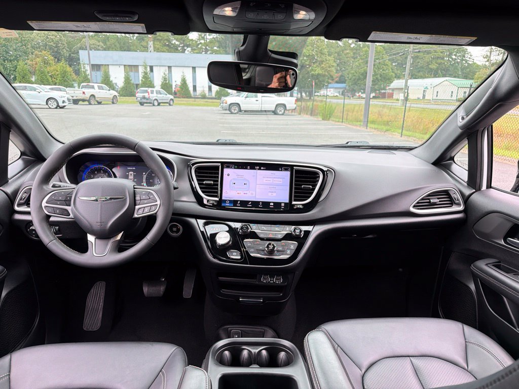 Used 2025 Chrysler Pacifica Select FWD image 8