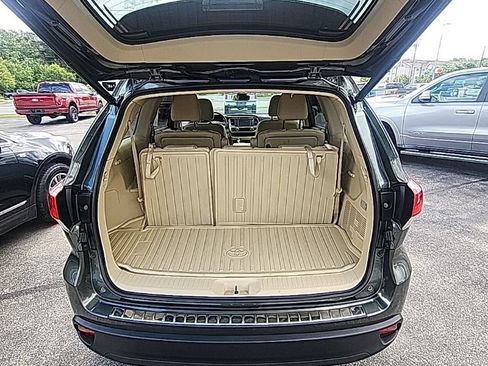 Used 2018 Toyota Highlander XLE AWD/4WD image 10