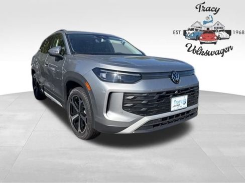 New 2025 Volkswagen Tiguan SE image 1