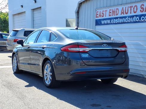 Used 2017 Ford Fusion SE FWD image 3