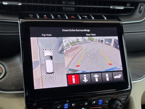 Used 2025 Jeep Grand Cherokee Limited w/ Luxury Tech Group II image 18