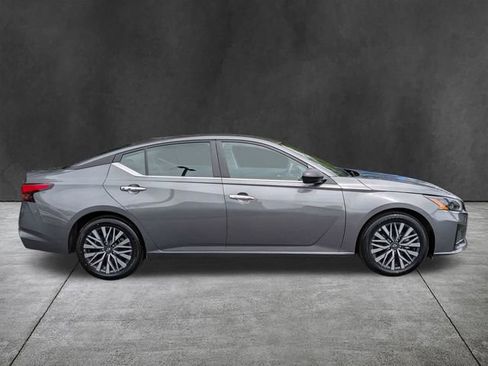 Used 2025 Nissan Altima 2.5 SV FWD image 5