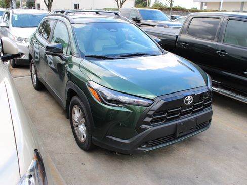 Used 2026 Toyota Corolla Cross LE FWD image 2