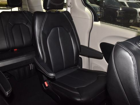 Used 2024 Chrysler Pacifica Touring-L FWD image 23