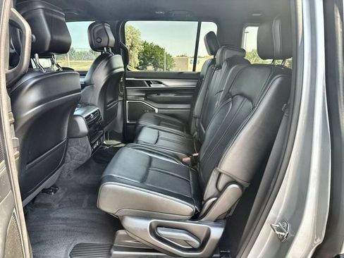 Used 2025 Jeep Wagoneer 4WD image 22