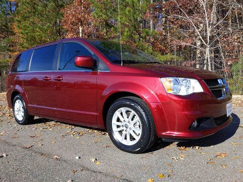 Used 2018 Dodge Grand Caravan SXT FWD image 2