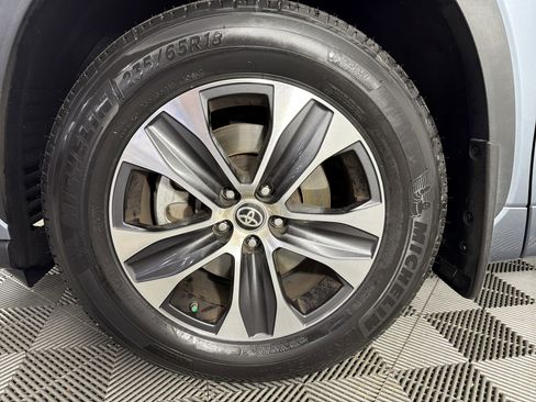 Used 2020 Toyota Highlander XLE AWD/4WD image 5